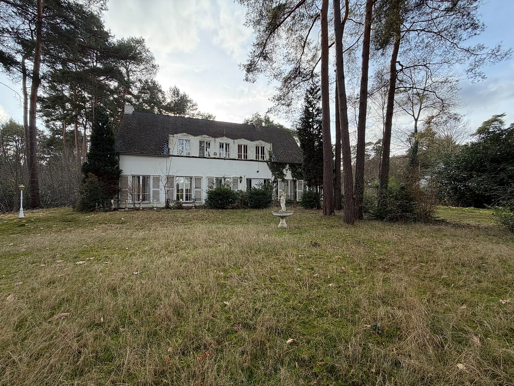 Witte villa verscholen tussen de dennen aan de Joseph Smeetslaan