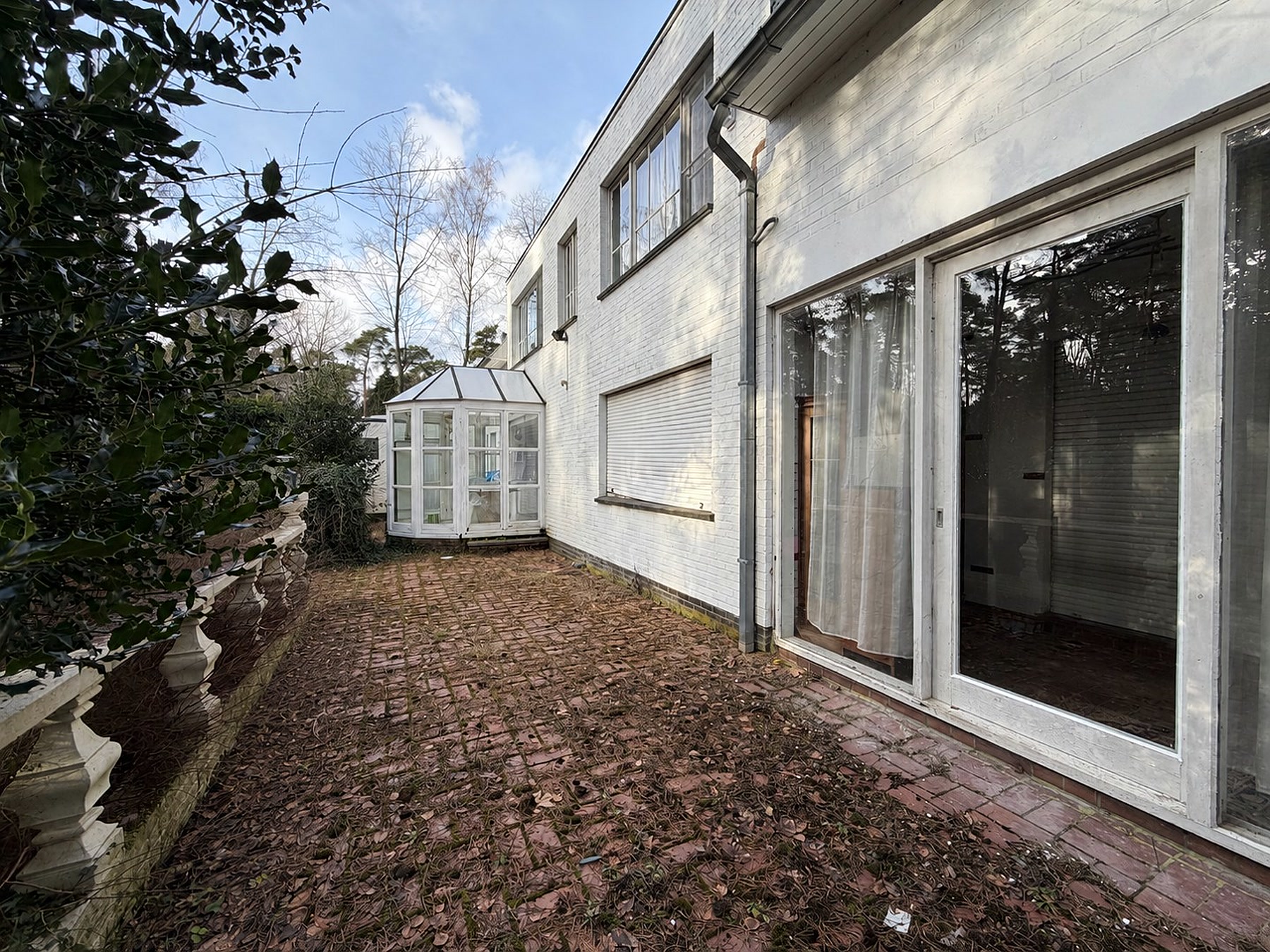 Zijgevel met bakstenen pad